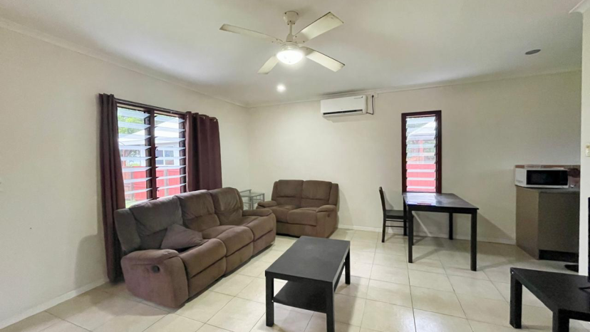 Charming 2-Bedroom Cottage in Mele Bay