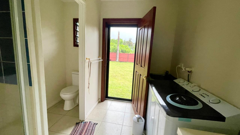 Charming 2-Bedroom Cottage in Mele Bay