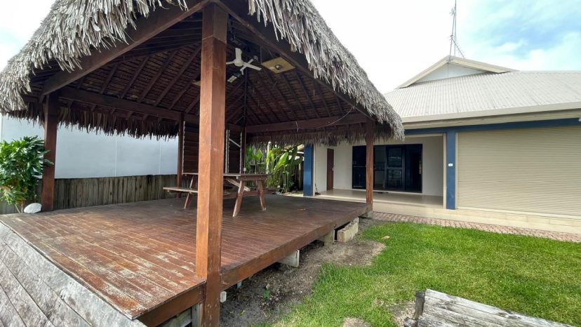 Stunning 2-Bedroom Flat in Mele Bay
