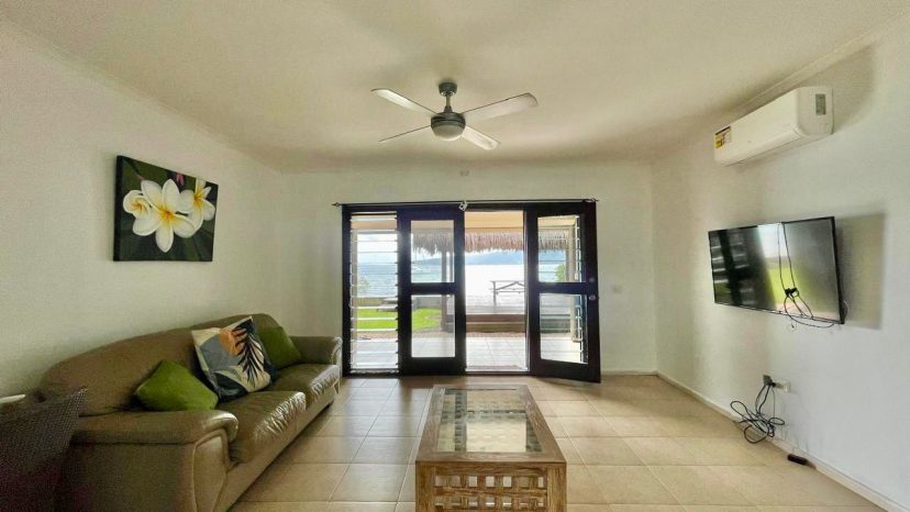 Stunning 2-Bedroom Flat in Mele Bay