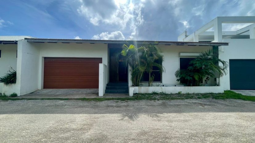 Coastal Escape  /  Stylish 3-Bedroom Home with Pool