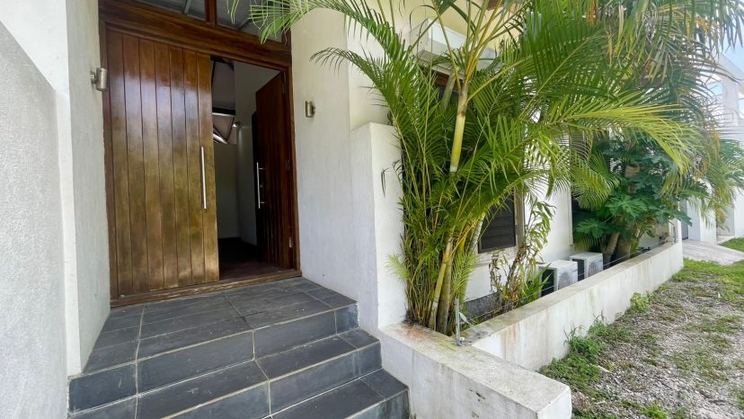Coastal Escape  /  Stylish 3-Bedroom Home with Pool
